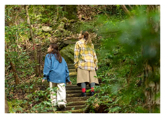 虚空蔵山の豊かな自然に囲まれながら、登山道を登り登山を楽しむ二人