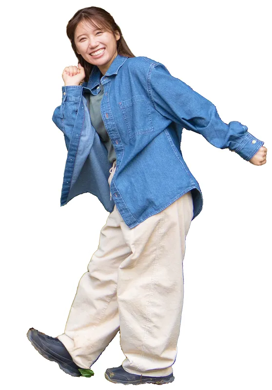 虚空蔵山の登山を楽しむ女性