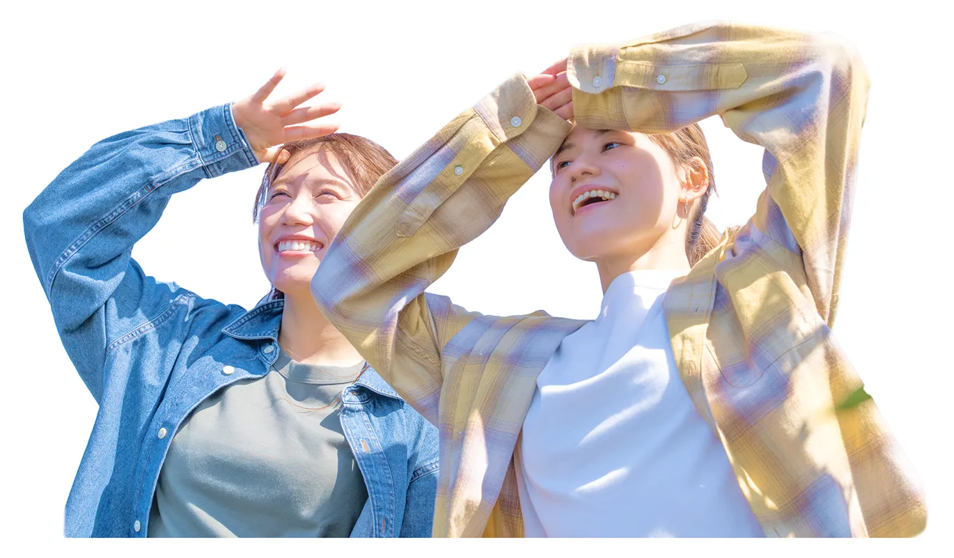 虚空蔵山の山頂の鮮やかな景色を楽しむ二人