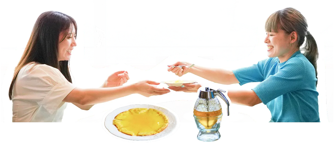 はちみつcaféオリーブハニーの料理を二人で食べる写真