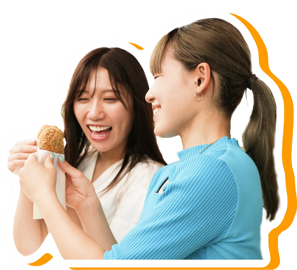 川下精肉店の美味しいメンチカツを食べる二人