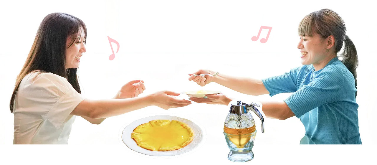 はちみつcaféオリーブハニーの料理を二人で楽しく食べる様子