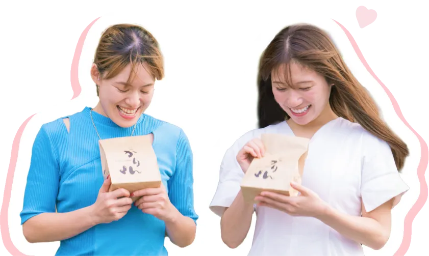 いさみ屋で購入した川棚かりんを手にしてお店を出る二人