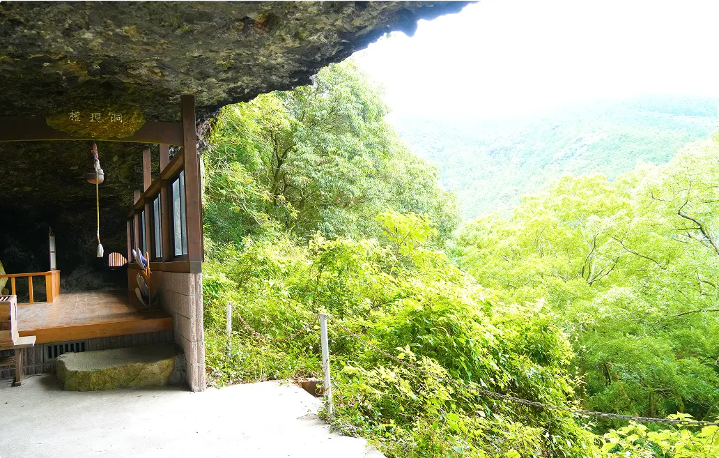 切り立った崖が目の前にある岩屋神社の様子。