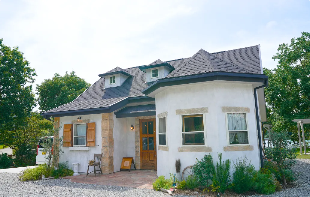 Link cafe petit queueの外観。フランスの片田舎のような、海が見えるおしゃれなカフェ。